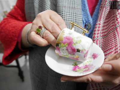 Il pezzo pi� importante di tutti � bianco e dipinto con fiori rosa: si tratta del primo oggetto raccolto da Vitina, quello che ha dato inizio a tutto